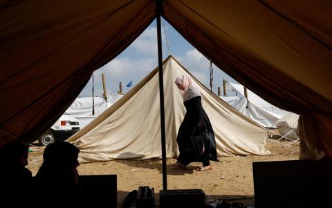 10月23日，在以色列袭击中逃离家园的巴勒斯坦人正在联合国安置中心的帐篷中避难。（路透社）