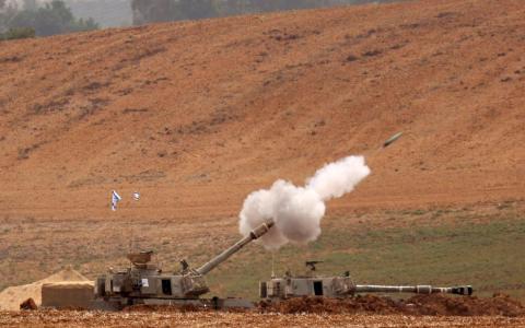 加沙地带已被以色列军围困三周，随着以军军事行动升级，联合国指加沙秩序正崩溃。图为以军星期天（10月29日）加紧炮轰加沙地带。（法新社）