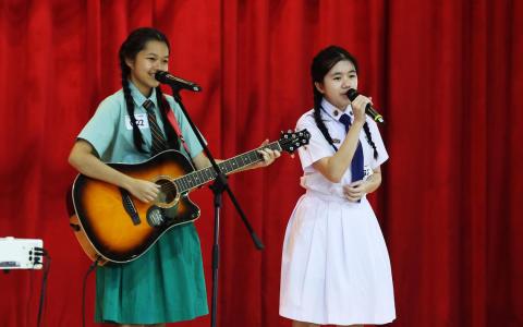 “苹果π”组合凯兰（左）与朱静仪（右）改编经典歌曲《城里的月光》，为观众与评审带来耳目一新的轻快版本。（蔡家增摄）