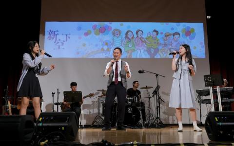 “紫鈊城”成员罗鈊如（左起）、老师余友成与陈紫萱师生同台合唱《带我去个阳光普照的地方》，舞台轻松欢快，青春气息洋溢。（龙国雄摄）