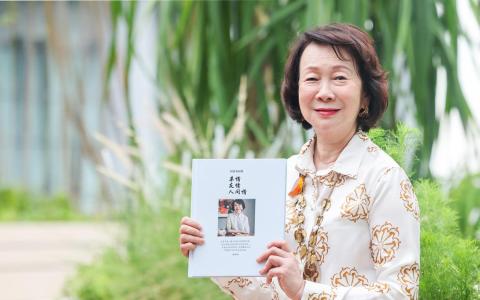 泛太平洋酒店集团执行董事黄玮玲出版中英文双语新书《亲情·友情·人间情》，8月2日于四川豆花饭庄举办分享会，与读者茶叙。（陈斌勤摄）