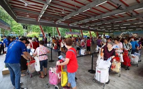 “平价邻里幸福食光”计划的前身是2023年9月启动的“食物拯救计划”（Community Fridge Restock）。（蔡家增摄）