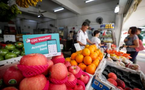 政府分派邻里消费券在减轻国人的生活费压力、帮助邻里商店和小贩增加收入，甚至促进国家经济增长方面都带来正面成效。（档案照片）