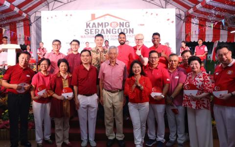 国务资政李显龙（前排左五）星期六出席阿裕尼集选区实龙岗分区的国庆晚宴，与这一区的基层组织顾问陈惠意（前排左六）以及基层领袖合影。出席者包括这一区的前议员陈惠华（前排左三），以及在2025年代表人民行动党参选阿裕尼集选区议席的洪子扬（后排左三起）、飞翔（Faisal Abdul Aziz）、刘克元和杰格（Jagathishwaran Rajo）。（数码部提供）