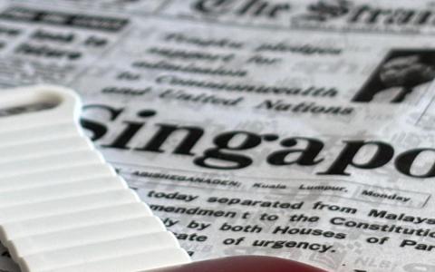 本土品牌RAW SG60纪念腕表，表面在启动时会自动显示“Majulah Singapura”字样。（RAW提供）