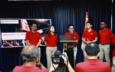新加坡民主党星期六在党庆活动上公布2030年行动计划，负责介绍会的是五名未满40岁的年轻成员，其中只有法律行政专员阿瑞芬（Ariffin Sha，前译阿里芬，右起）参加过大选。另外四人是医科学生陈耀文、在环保组织任职的范坤和、从事数码营销的郑惠玲，以及在科技公司任职的杨晓桦。（特约陈来福摄）