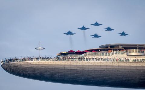 2025年新加坡国庆庆典第二场国民教育演出于7月5日在政府大厦前大草场举行。图为六架F15SG型战斗机飞过滨海湾金沙酒店，屋顶高处也挤满了人潮。（叶振忠摄）