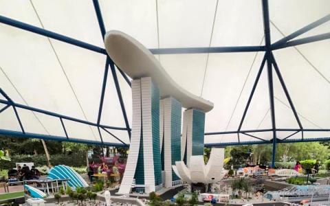 马来西亚乐高乐园推出全新的新加坡建国60年主题迷你乐园。其中，用乐高积木拼砌的滨海湾金沙高4米，是目前乐高乐园内最高的成品。（星洲日报）