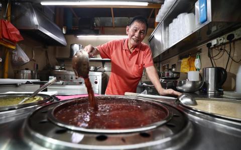 白清业凌晨3时就到熟食中心开火煮甜品，才能让老顾客一早就能品尝到美味的中式甜品。（陈渊庄摄）