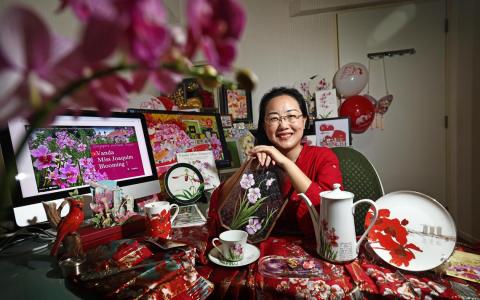 童心的胡姬花藏品种类繁多，从摆件和纪念茶具，到画作、邮票和饰品衣物，踏入她的房间，仿佛步入一座定格了历史的胡姬花园。（陈渊庄摄）