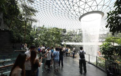 在欢庆建国60周年之际，期待并祝福新加坡迎来下一个繁荣的60年。（郑一鸣摄）