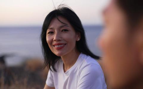 走访在国外大放异彩的新加坡人，同在国外发展的欧菁仙获益不浅。（新传媒提供）