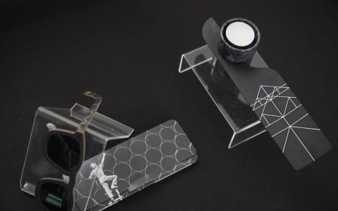 已故先驱摄影师雷福胜获国家典藏的作品被制成SG60文创礼品。（谢智扬摄）