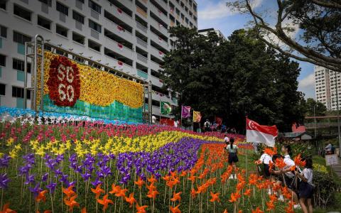 国庆日临近，全岛多处组屋区基层发动居民学生打造国庆花园装置。（何炳耀摄）