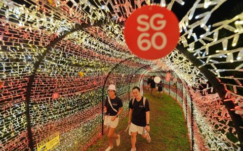 樟宜机场SG60庆祝系列活动星期天（7月27日）掀开帷幕，包括机场林荫道的户外灯光秀和慈善义走。（谢智扬摄）
