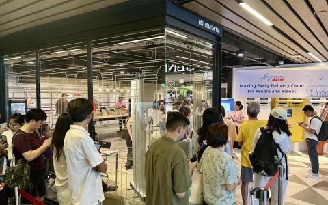 新邮政发行SG60纪念邮票首日，上午10时邮局还没开门，就已吸引了近百名集邮爱好者排队。（安诗一摄）