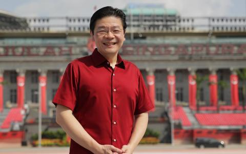 黄循财总理今年在政府大厦前的大草场录制国庆献词。那里是1959年新加坡成为自治邦后，尤索夫伊萨宣誓就任我国首任元首的地点，也是我国独立后，于1966年举行首场国庆庆典的地方。（数码发展及新闻部提供）