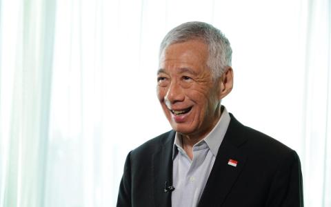 国务资政李显龙说，举国欢庆建国60周年之际，我国必须谨记先辈们和世世代代国人的付出。“我们延续这份团结、坚毅向前的精神，继续为我们的后代打造一个繁荣昌盛的新加坡。祝大家国庆日快乐！”（档案照片）