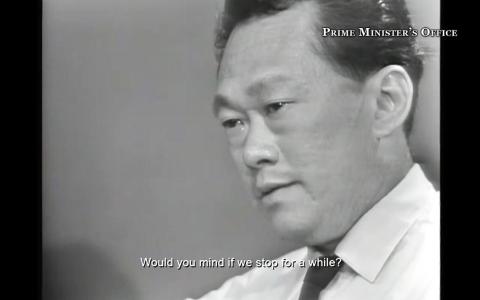 黄循财总理发表今年国庆献词的视频，以建国总理李光耀宣读独立宣言的录音，及李光耀于1965年8月9日召开记者会的画面开场。黑白视频显示，李光耀宣布新马分家时，激动落泪，要求中断发言。（总理公署视频截图）