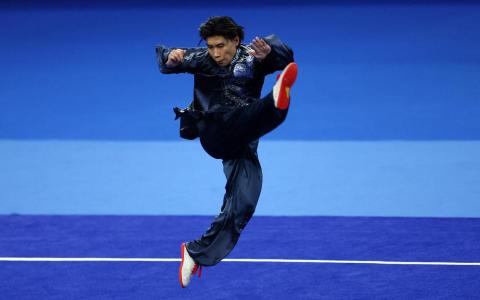 首次参加世运会的郑宇轩收获男子太极拳—太极剑项目的铜牌。（路透社）