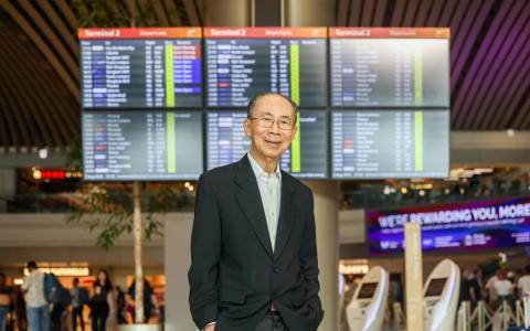 获颁尼拉乌达玛勋章的樟宜机场集团前主席陈义辅，2020年10月接下这个重担时，全球航空客运完全停滞，机场一片凄冷。如今客流恢复，这对他来说，是最大的宽慰。（陈斌勤摄）