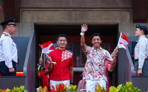 我国内阁成员进入庆典现场时，走在最前头的是新任文化、社区及青年部代部长兼教育部高级政务部长梁振伟（左），以及交通部代部长兼财政部高级政务部长萧振祥（右）。（林明顺摄）