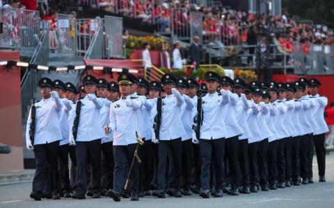 民防部队今年首次与武装部队和警察部队并肩组成仪仗队，体现三大制服部队协同防卫、共同守护家园的精神。（张俊杰摄）