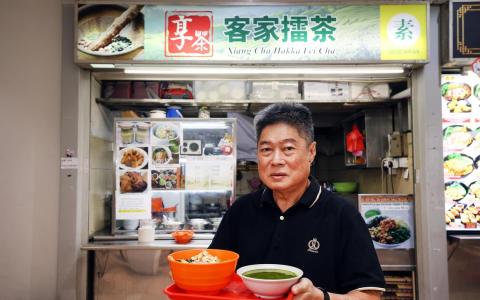 陈萃华上个世纪80年代几乎每天到“60档”用餐，没想到40多年后的自己会在那里顶下摊位当起小贩。（邝启聪摄）