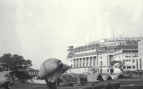 1956年的克拉码头，船上一大袋的货物，靠苦力来回扛上岸。（档案照片）