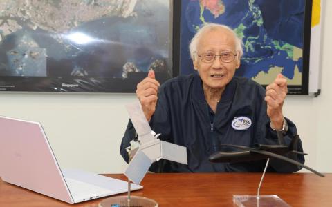 雷普权教授近60年的公职生涯，其中42年在国防部，为新加坡防务建设奠定了多项能力基础，在多个领域做出重大贡献。获颁殊功勋章，他说荣誉属于与他并肩合作的同事，自己只是代为领取，并感谢上级的信任与团队的协作，强调跨机构知识共享所带来的协同效应。（邬福梁摄）