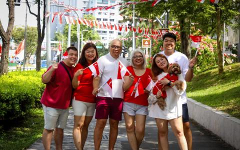余丽玉（右三）与国家同天生日。每年这天，女儿马雯怡（左二）与女婿李志豪（左一）、丈夫马国栋（左三），儿子马俊辉（右一）与儿媳郑伊伶（右二），一家六口都尽量不出国旅行，同国家一起庆生。（张恺恩摄）