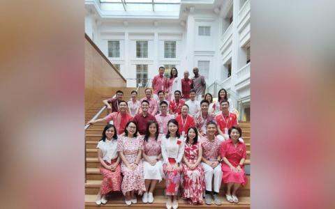 人民行动党25名新议员在国家美术馆等候入场之际合照，当中包括出任政务部长的刘洁敏（第三排左二）、迪内希（第三排右四）以及吴培铭（第二排左一）、担任高级政务次长吴函燕（第三排右二），以及白沙—樟宜集选区议员李乃怡（第一排左三）等后座议员。（取自李乃怡脸书）