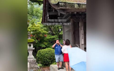 王立清（蓝衣者）日前在日本街头吹口琴奏国歌，妻子李惠仪为他拍摄，可爱瞬间被捕捉到放上网后意外走红。（取自TikTok截图）