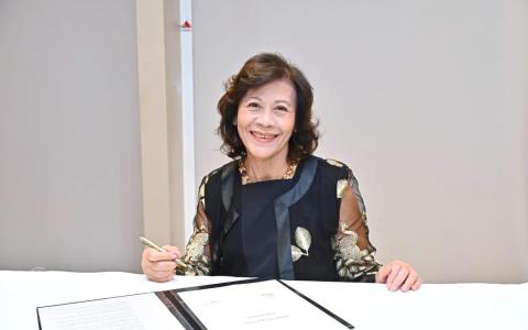 诺琳海泽凭借努力，多年来在以男性为主的国际舞台上，极力为赋权女性、和平建设和可持续发展做出贡献，荣获今年度功绩奖章。（受访者提供）