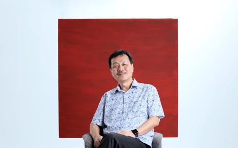 本地作家希尼尔致力于用作品回馈与反映社会，并希望更多像他这样的“文学义工”能被看见。（龙国雄摄）