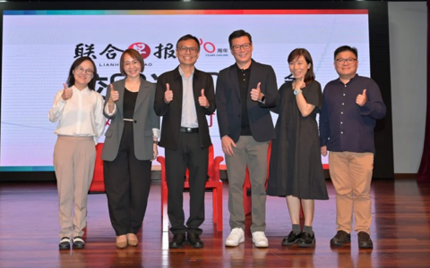 李仕伟（左三）与吴新迪（右三），连同萧郡瑜（左起）和纪咏珍，庄迪澎（右起）和罗美萍，共同为“媒体与时代”校园交流会掀开序幕。（拉曼供图）