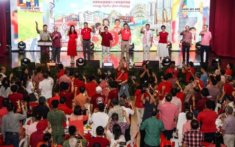 丹戎巴葛集选区、女皇镇区和拉丁马士区星期六（8月16日）举行国庆晚宴，公共服务统筹部长兼国防部长陈振声（左六）率领丹戎巴葛集选区议员王心妍（左三）、符策翔（左五）、祖安清心（右三）、律政部兼社会及家庭发展部高级政务次长蔡瑞隆（右四，女皇镇区议员）、杨益财（左四，拉丁马士区议员），以及前议员顾蔡矶副教授（右二）、丹戎巴葛—中峇鲁公民咨询委员会主席罗锦伟（左一）、荣誉主席何乃全（左二），以及副主席洪我和，一起在台上向居民敬酒。（关俊威摄）