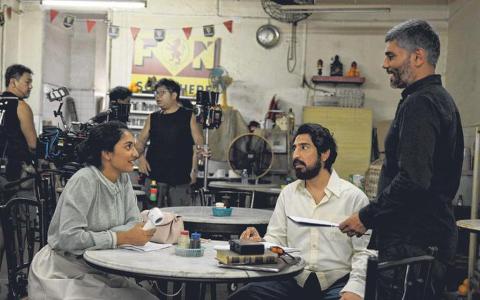 《One Last Song》拍摄现场，左起为Keerthana、Stephen Zechariah和导演Don Aravind。（Clover Films提供）