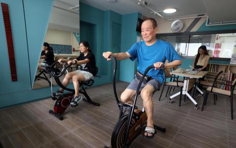 我国第一个社区关爱组屋项目是位于武吉巴督的Harmony Village@Bukit Batok，未来几年还会在全岛组屋市镇建造更多这样的组屋。（邝启聪摄）