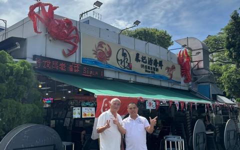 泉记海鲜煮炒老板林金祥（左）和儿子林俊豪，自10年前就与不同慈善机构合作送餐给弱势群体。（受访者提供）