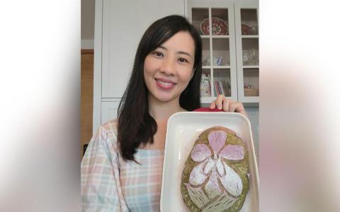 经过多次尝试，何玮璇终于成功烘焙出胡姬花面包，作为献给新加坡60周年国庆的贺礼。（受访者提供）