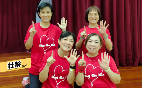 张金梅（前排右）和朋友积极参加社区的舞蹈班，重获健康生活的动力。（受访者提供）