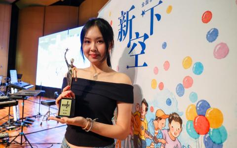 新加坡艺术学院电影系学生张琪悦凭借《微光》在歌曲填词组荣获冠军，她的创作灵感来自对华文教师这些年给予鼓励和指导的感谢。（蔡家增摄）