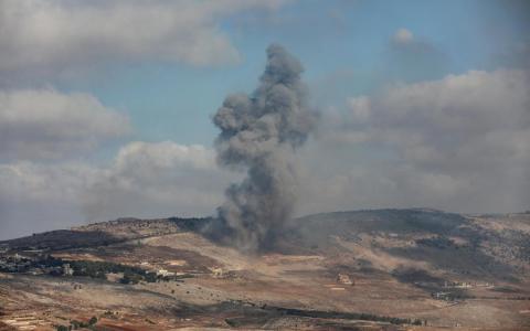 2025年8月31日，在黎巴嫩南部的迈尔季欧云，从远处可以看到以色列空袭后纳巴蒂耶地区升起的浓烟。（路透社）