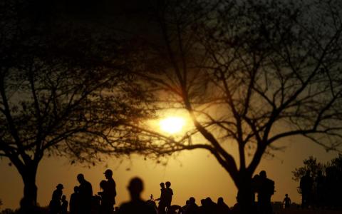 8月30日黄昏，华盛顿一群人在抗议特朗普的示威后聚集一处。（路透社）