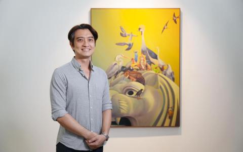 艺术家陈建伟与油画《 一个民族，一个国家》（160x120cm，2025）合影。（谢智扬摄）