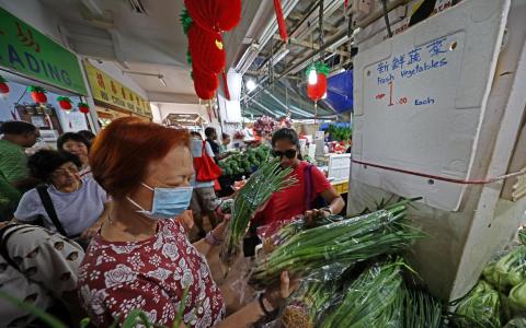 新加坡政策研究所公布的选后调查显示，74％的受访者认为生活费是“非常重要”的选举议题，较2020年大选的47％，上升27个百分点。调查也指出，在今年的大选中，生活费对年长选民来说是更重要的议题。图为年长居民在巴刹买菜。（陈渊庄摄）