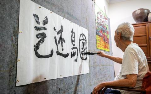 《艺述岛国》纪录片系列，共五集，每集聚焦一位本地杰出华人艺术家的创作人生与历程，展现他们如何以独特的艺术形式，为新加坡增添斑斓多元的人文底色。 （档案照片）