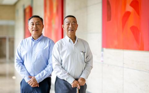 吴中博（右）是陈家才（左）48年前的经济学老师，两人的关系早已升华成为跨越岁月的忘年之交。（叶振忠摄）