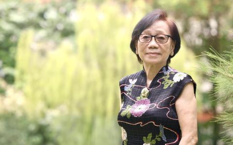 现年80岁的陈金莲曾是华文源流地理教师，她在1980年代面对教育和语文政策转变，一度受到挫折，但凭着百折不挠的精神，顺利转换源流并适应以英语授课。（陈斌勤摄）